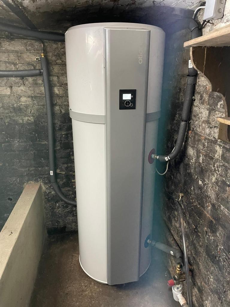 Chauffe-eau thermodynamique installé dans le garage d'une villa au Luc