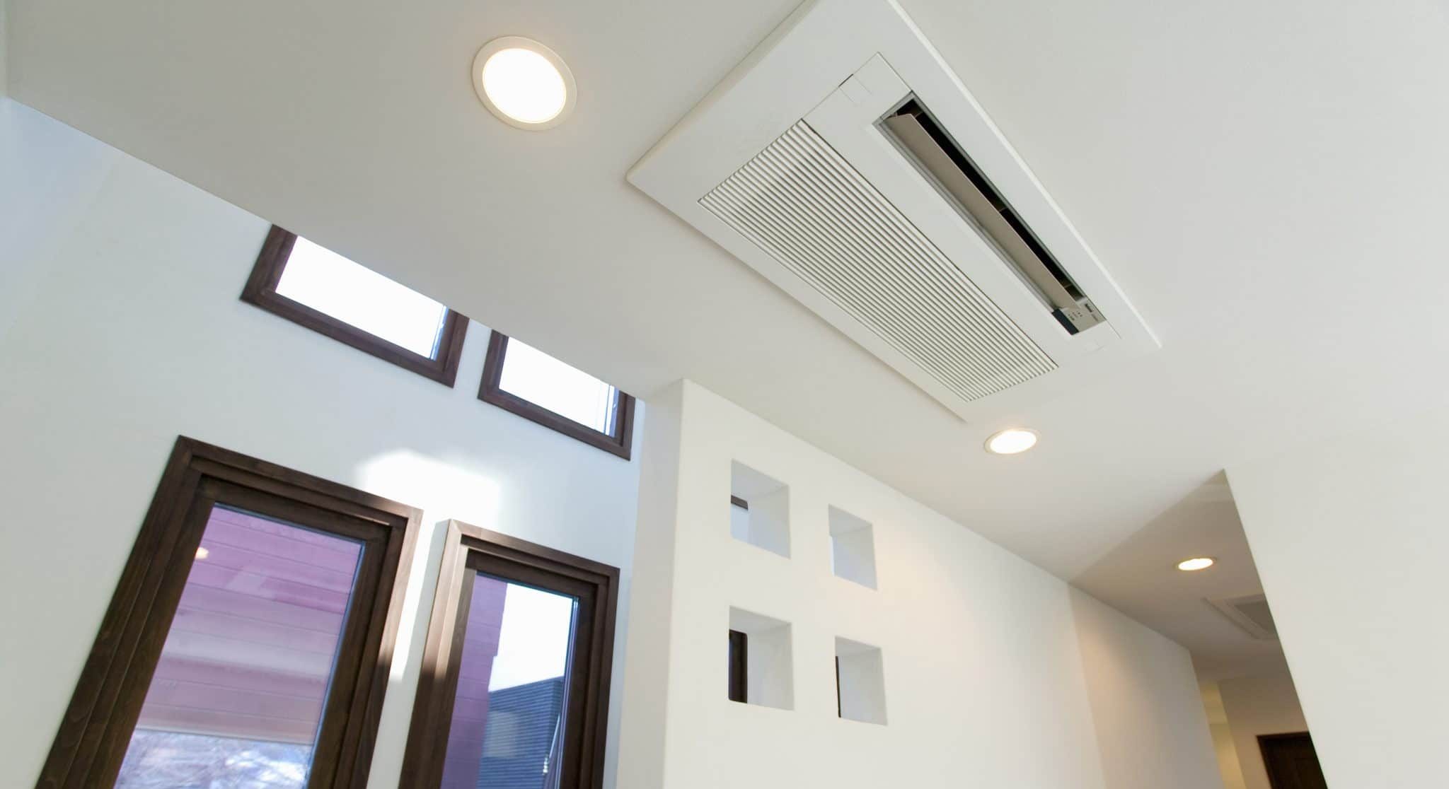 Grille de soufflage d'une climatisation gainable encastrée au plafond d'une villa au Luc