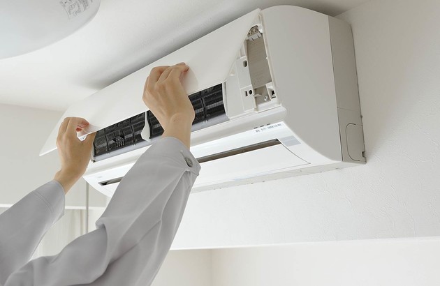Pose d'une unité intérieure de climatisation multi-split dans une maison au Luc